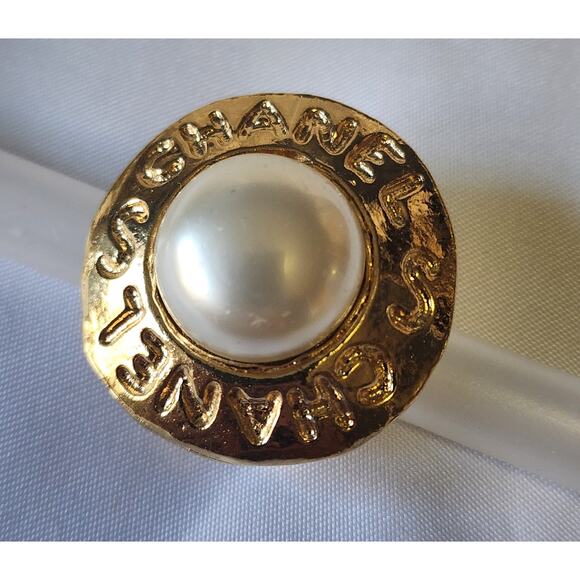 US BASED Authentic Vintage CHANEL Clip On Pearl & Gold Tone Earrings w Dust Bag - Picture 6 of 10